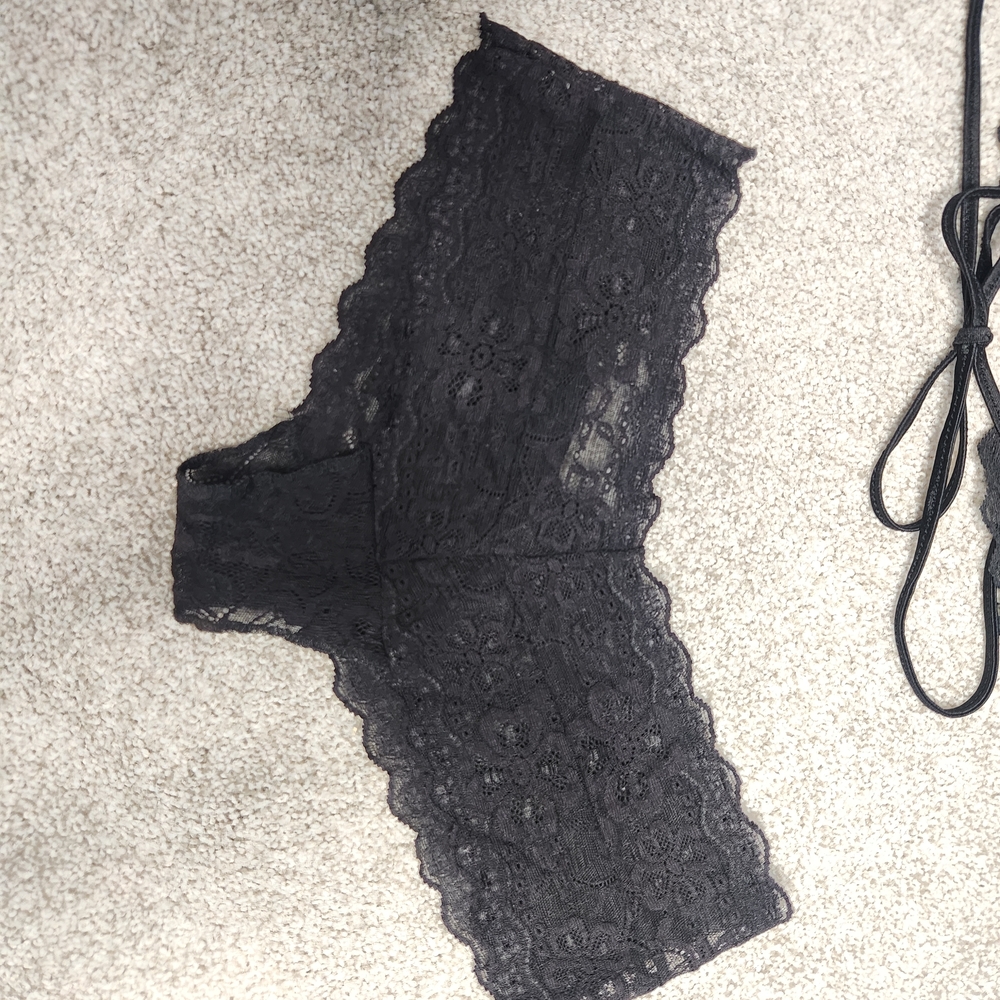 Lace Lingerie Set - image 3